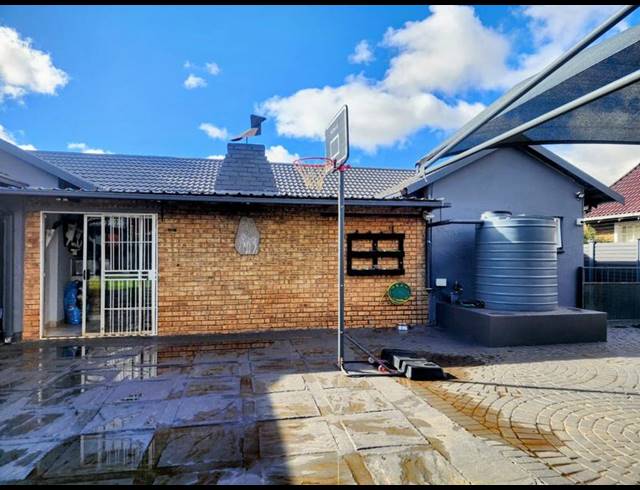 4 BEDROOM HOUSE FOR SALE IN HELIKON PARK